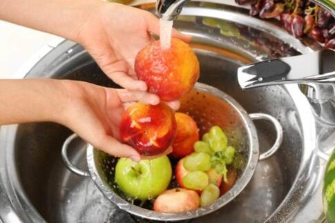 mytí ovoce, aby se zabránilo výskytu parazitů v těle