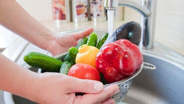 mytí zeleniny a ovoce jako preventivní opatření proti parazitům
